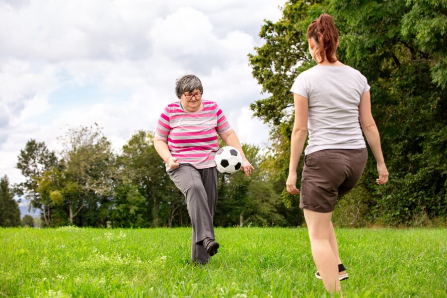 Foto von Integra zwei Frauen die Fussball spielen