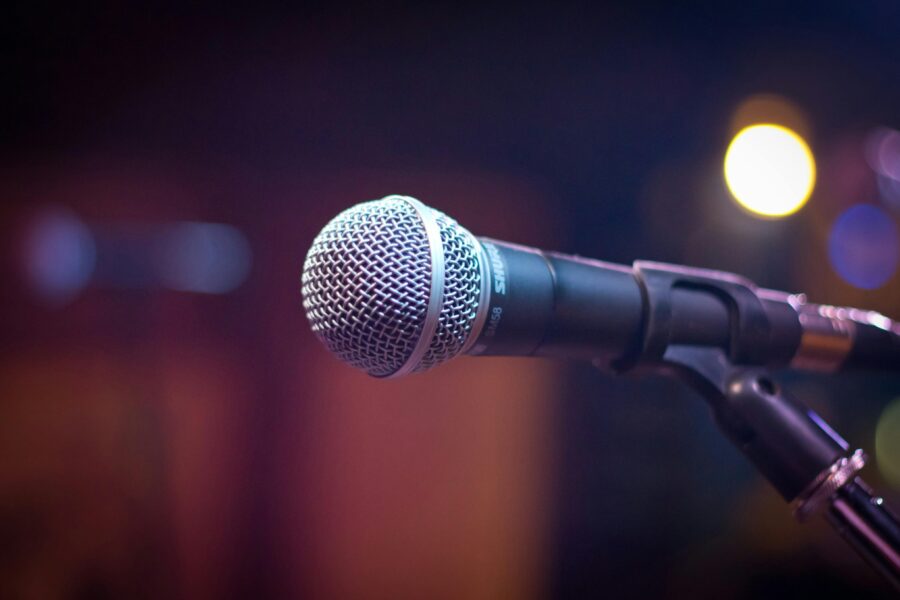 Foto eines Mikrophones im Bühnenlicht