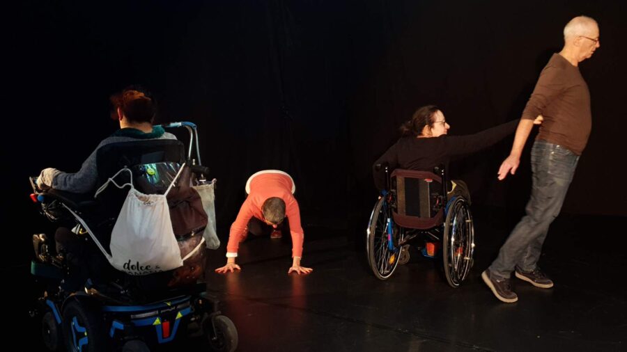 Alle 4 Tanzenden sind in Bewegung, 2 davon im Rollstuhl