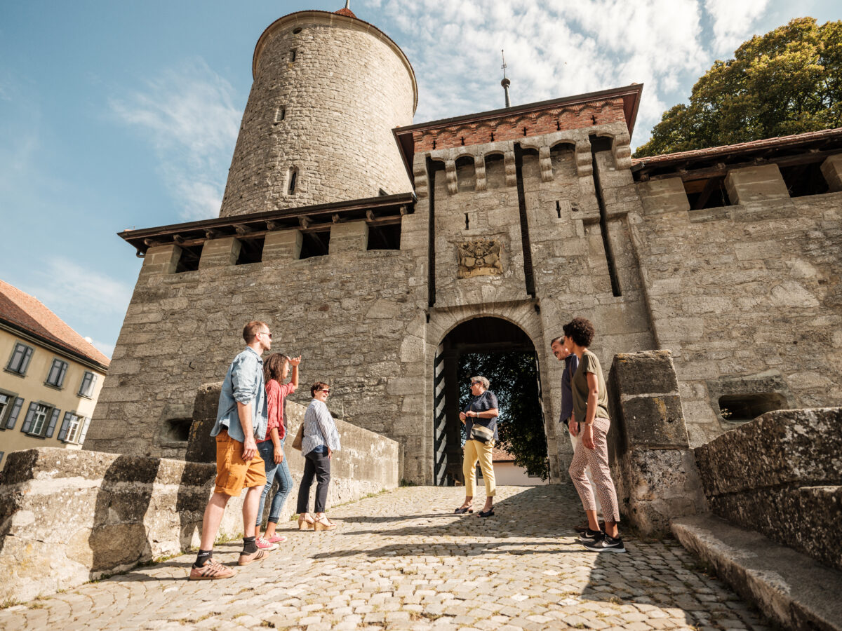 eine Gruppe von Personen, die eine geführte Tour machen