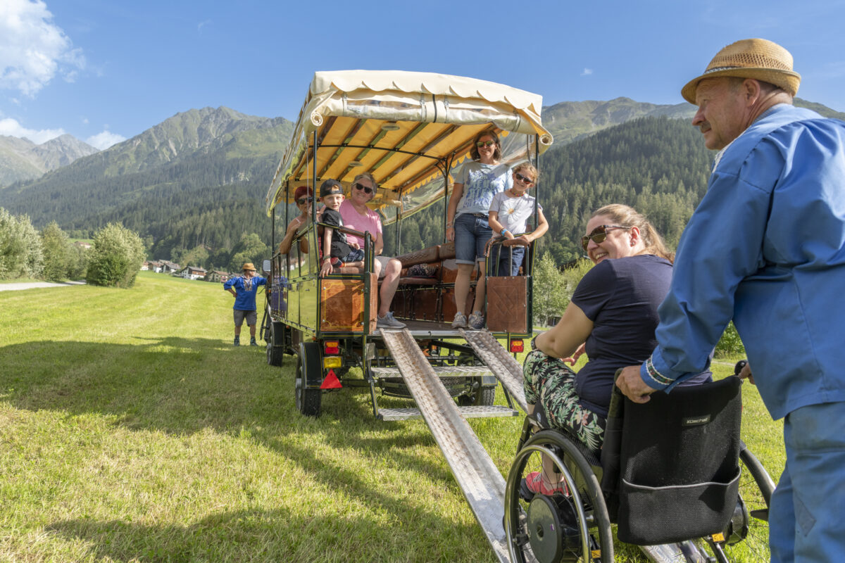 Pferdekutsche mit Rampe für den Zugang im Rollstuhl.