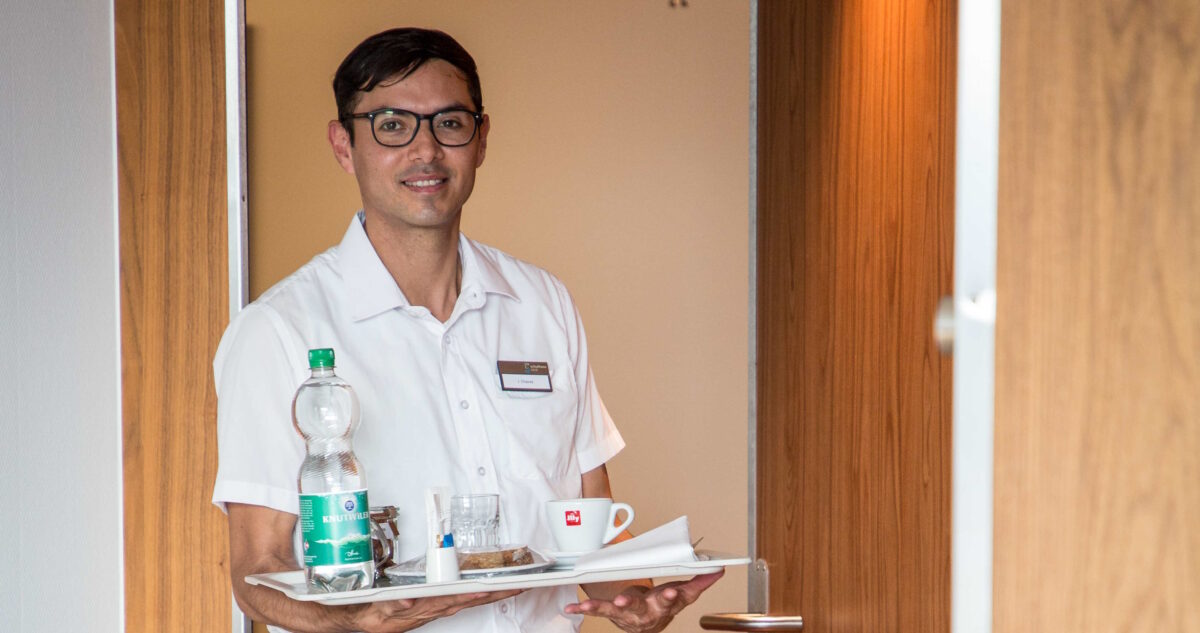 Israel Chavez an seinem inklusiven Arbeitsplatz. Er macht Room Service in der Schulthess Klinik in Zürich.