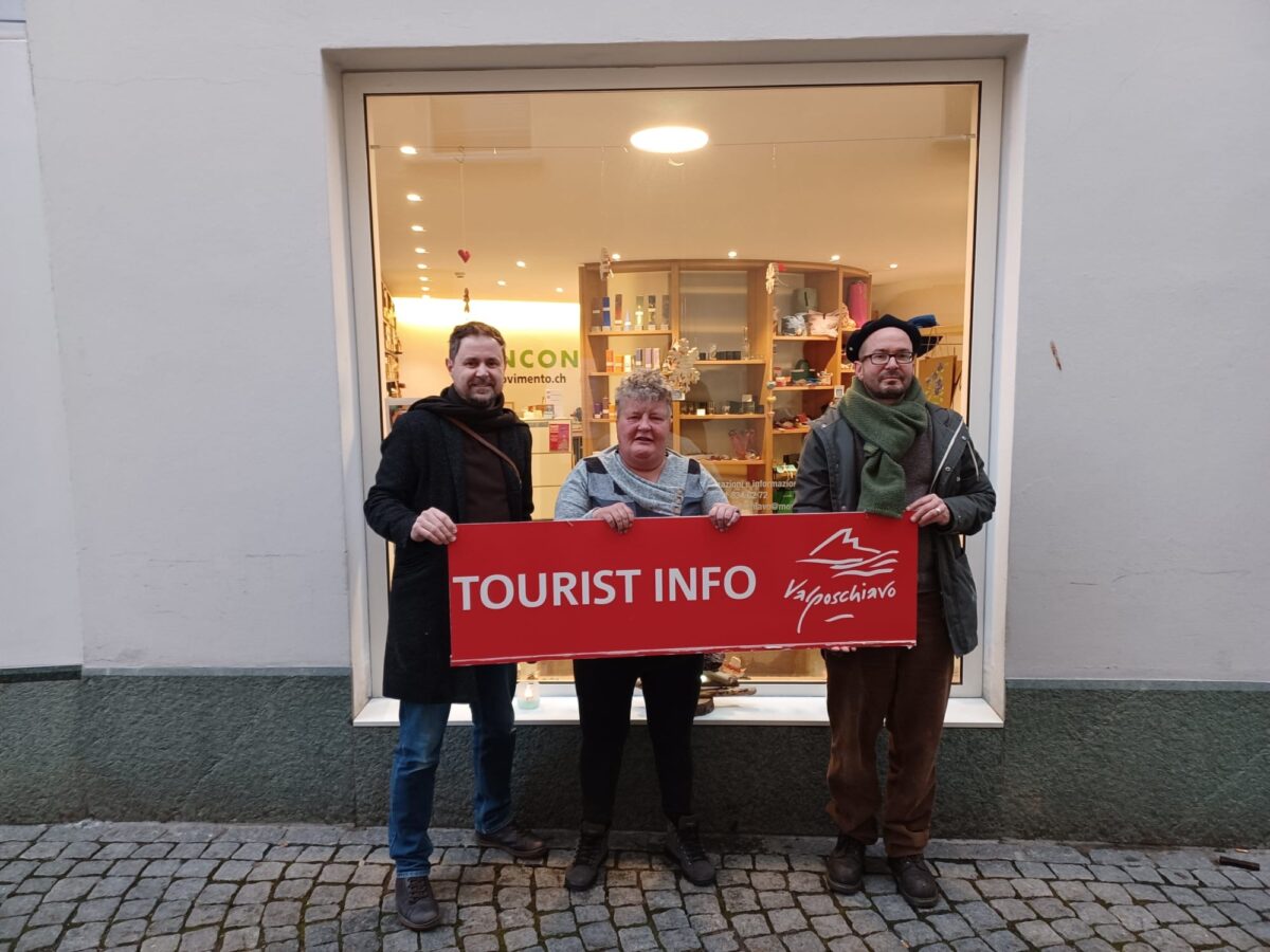 Josy Battaglia (Leiter der Geschäftsstelle Movimento Poschiavo), Kati Nussio (Klientin Movimento Poschiavo), Kaspar Howald (Direktor Valposchiavo Turismo).