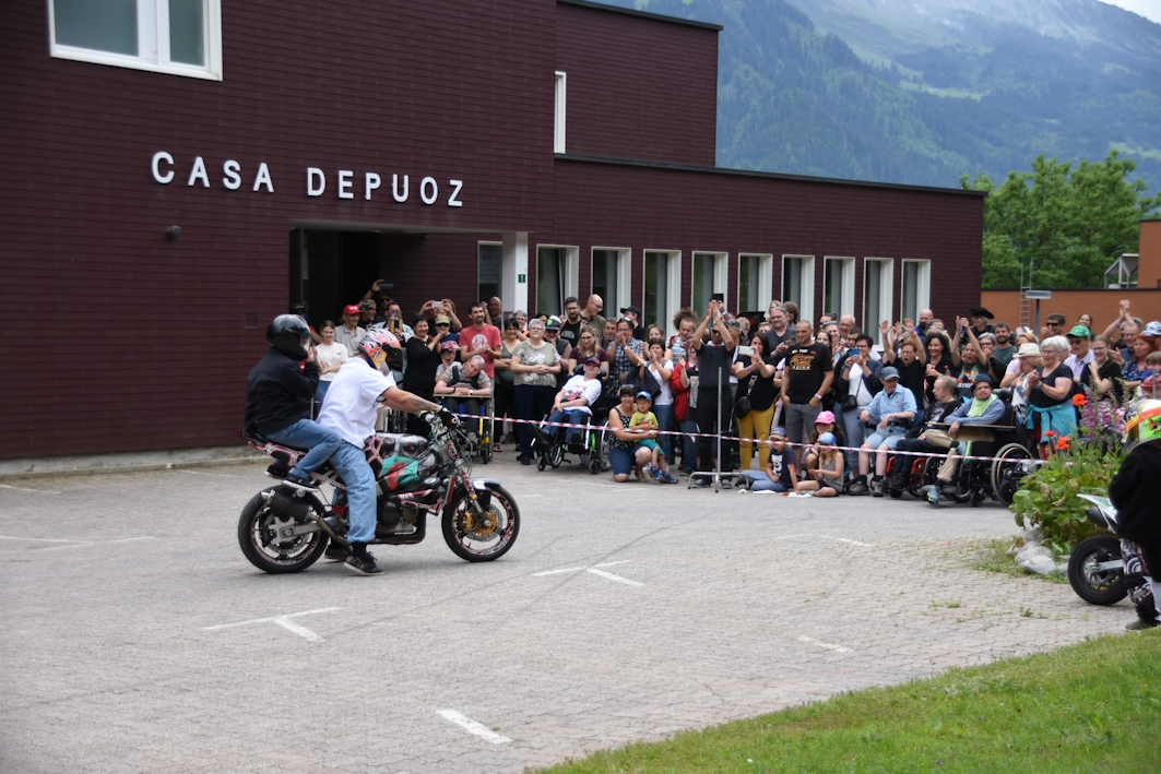 Das Foto zeigt eine Szene vom letztem Jahr. Eine Stunt Show hat unser Publikum staunen und begeistern lassen.