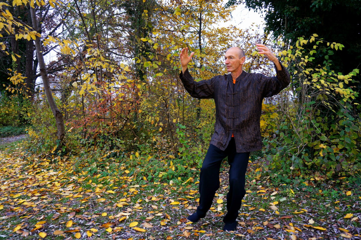 Ein Mann macht Qi Gong Übungen.