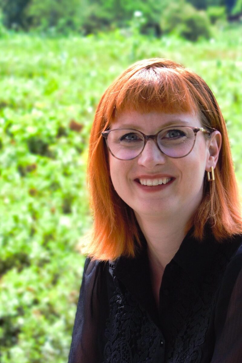 Portraitfoto einer lachenden Frau.