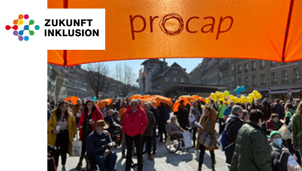 Demonstration mit vielen Menschen mit und ohne Behinderung. Auf einem orangen Banner steht procap.