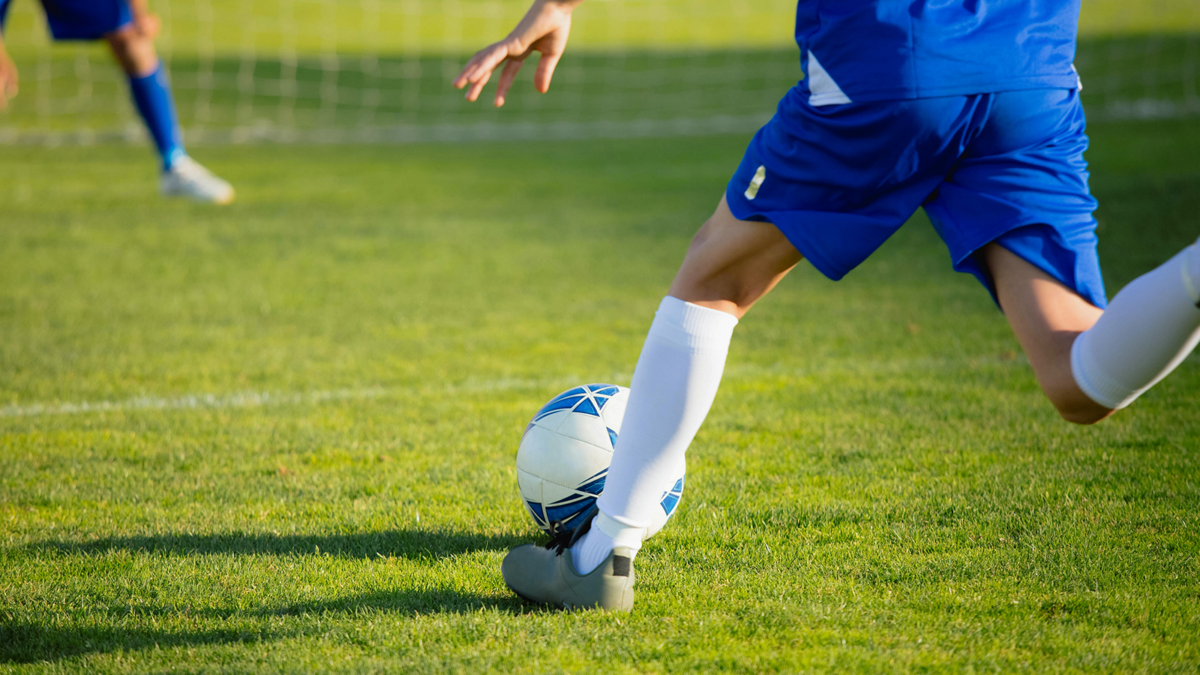 Ein Kind, das Fussball spielt.