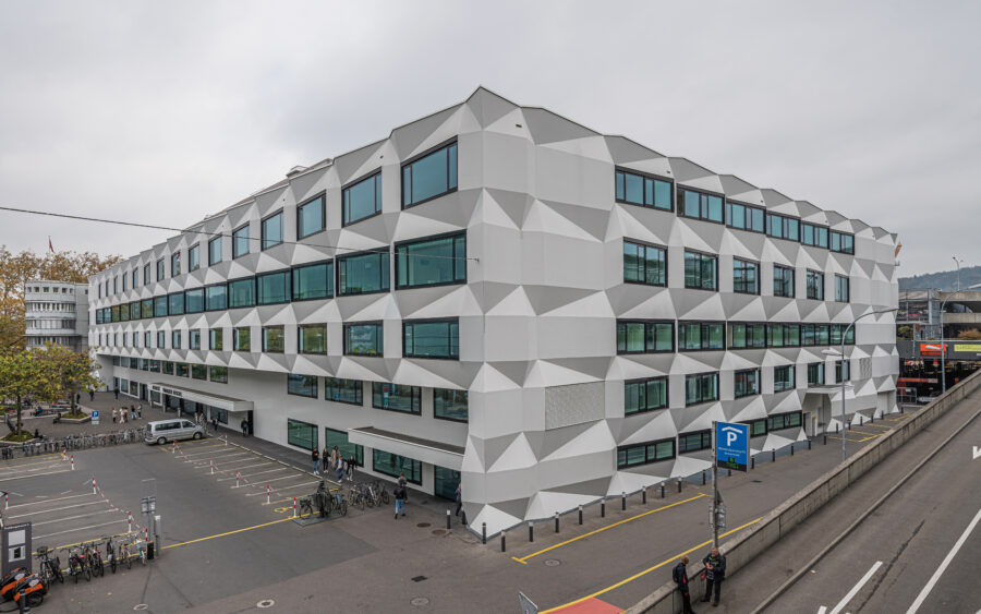 Die zwei Fassaden der Universität Luzern.