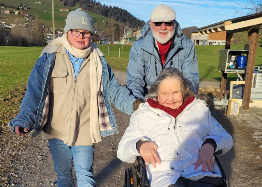 Drei Menschen bei einem Ausflug – Beistand mit seinen zwei Klienten
