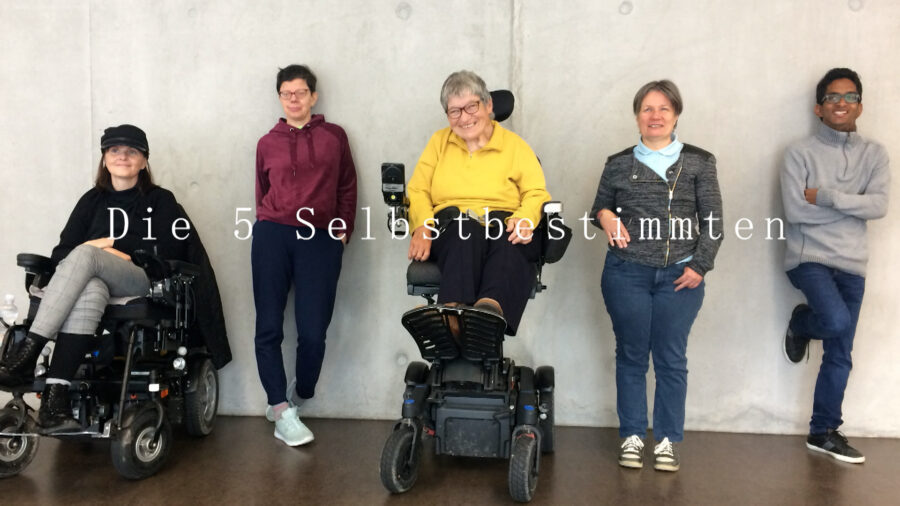 5 Personen mit verschiedenen Behinderungen sind nebeneinander