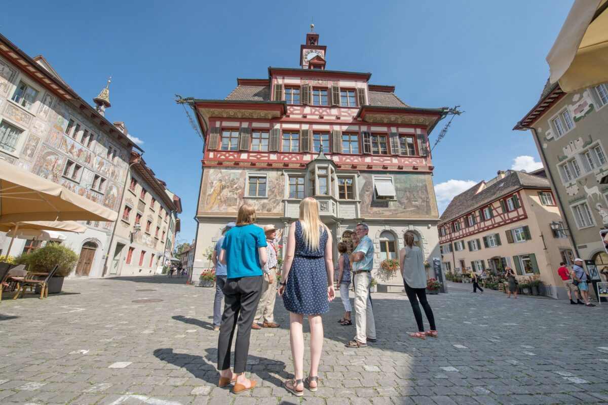 Rathaus in Stein am Rhein. Auf dem Platz vor dem Hause stehen Touristen.