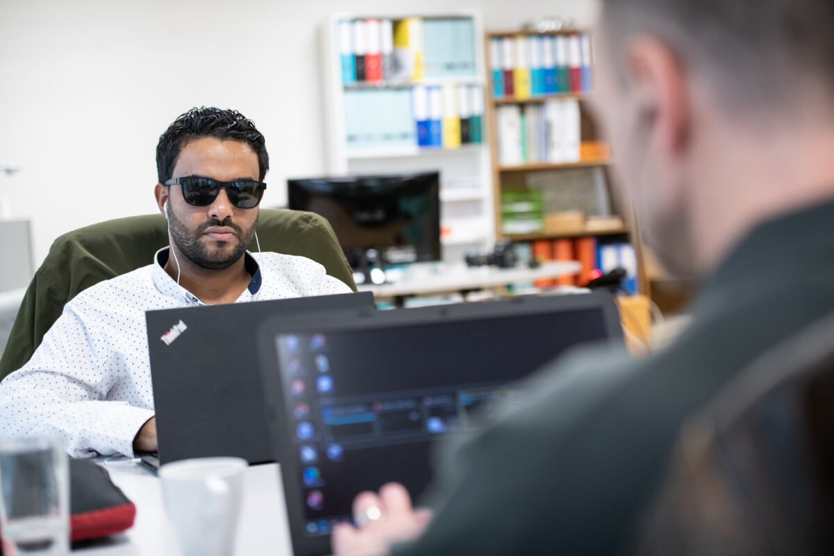 Zwei blinde Personen bedienen einen Computer