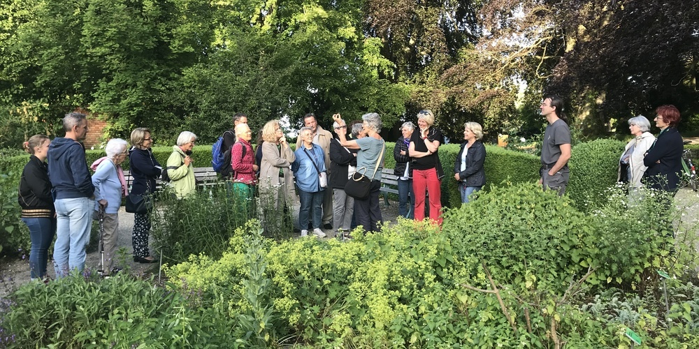 Gruppe von Personen, umgeben von Bäumen und Büschen, im Stadtgarten Kreuzlingen