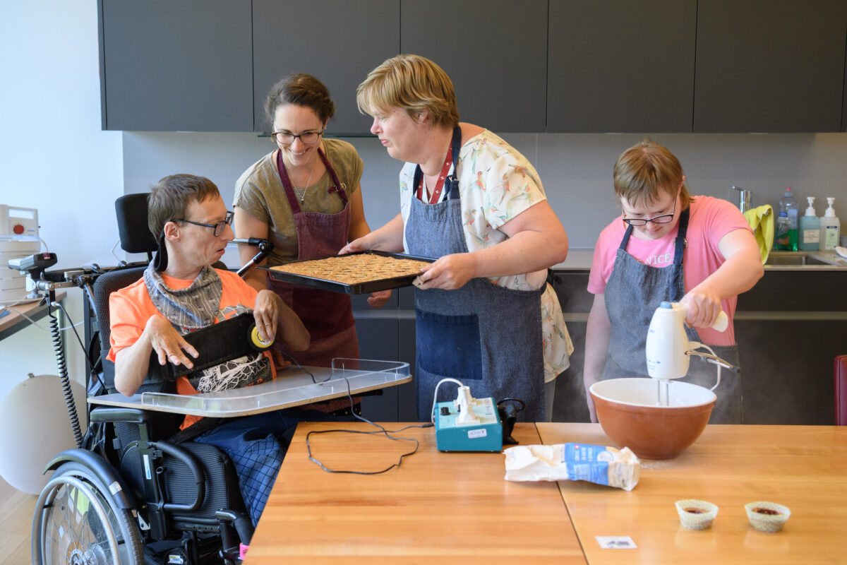 Kuchenbacken im Tagesatelier. Die Bewohner der SBU backen gemeinsam einen Kuchen.