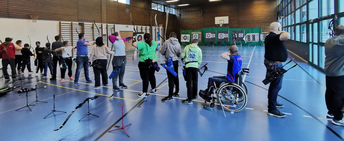 Mehrere Bogenschützen beim Training