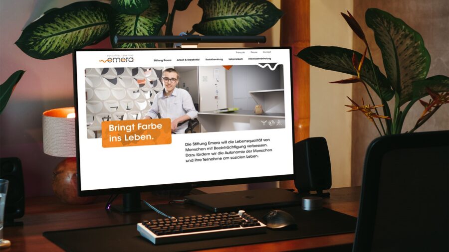 Photo d’un bureau avec un écran d’ordinateur sur lequel on peut voir le nouveau site web accessible de la Fondation Emera.