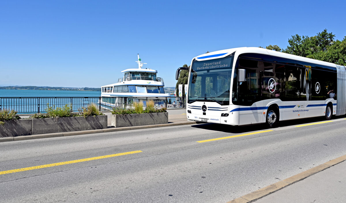 MS Zug Motorschiff der Zugersee Schifffahrt mit Elektrobus der ZVB unterwegs auf dem Zuger Liniennetz See und Strasse.