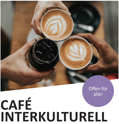 Ein Foto von drei verschiedenen Händen, die jeweils ein Getränk halten. Darunter ist geschrieben "Offen für alle", sowie "Café interkulturell"