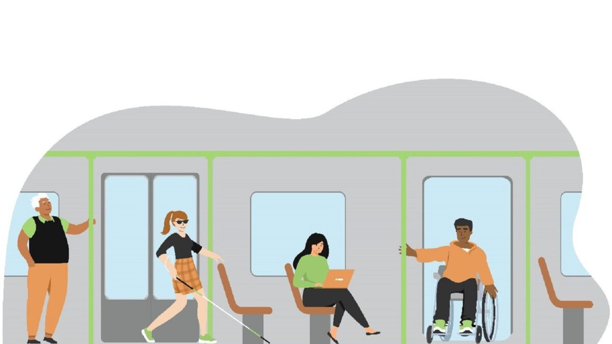 Eine Frau mit weissem Stock ist unterwegs zu ihrem Sitzplatz im Tram. Sie ist gemeinsam unterwegs mit einem Mann im Rollstuhl, einer Frau mit Laptop und einem Senior.