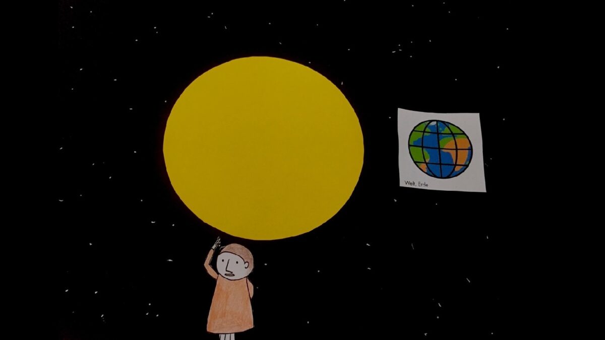 Illustration der Erde (rechts), die die Sonne (in der Mitte) umkreist. Unterhalb der Sonne gibt es eine Figur, die gebärdet das Wort "Sonne".