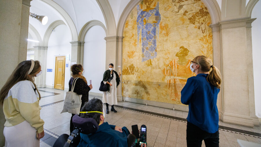 Eine Beuschergruppe während der Thementour «Kunst auf dem Campus», auf dem Bild zu sehen das Gemälde «Iktinos» von Augusto Giacometti im Hauptgebäude der ETH Zürich.