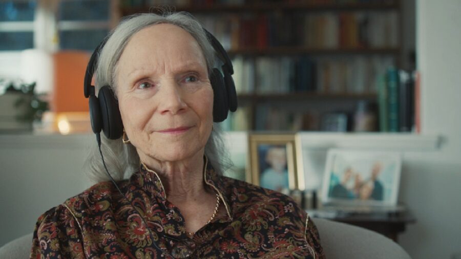 Eine ältere Dame mit Kopfhörer.