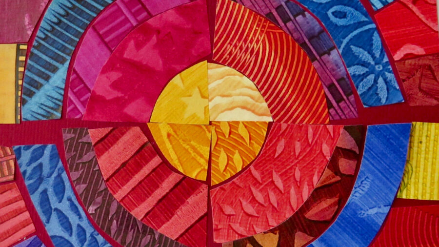 Das Bild ist eine Collage. Um einen gelben Mittelpunkt herum sind kreisförmig Papierstreifen angeordnet, hauptsächlich in Rot- und Blautönen, mit ein wenig Violett und Gelb. Die einzelnen Kreise haben unterschiedliche Muster, Streifen, Dreiecke und blumenähnliche Formen. Sie sind beim Malen in Kleistertechnik entstanden.